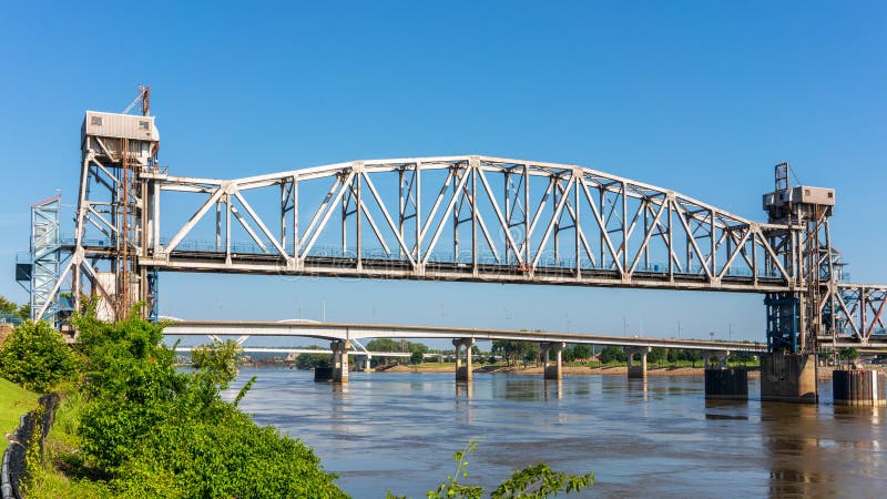 Most skrzyżowany nad rzeką arkansas w małej rocka arkansas usa. fotografia stock
