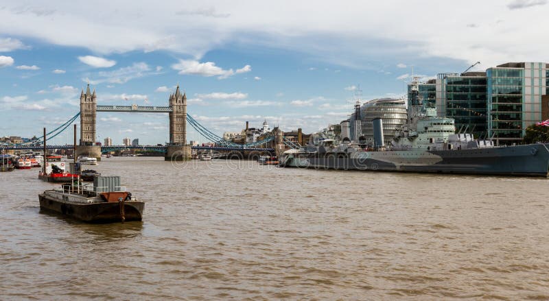 Most w obudowie typu tower i HMS Belfast obrazy stock Most w obudowie typu tower i HMS Belfast obrazy stock
