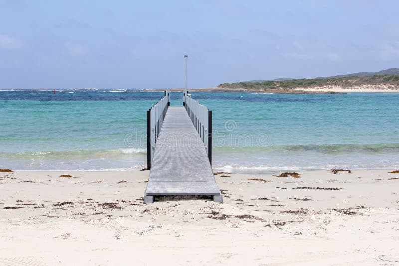 Most w ocean na białej plaży, Pokojowa zatoka, zachodnia australia zdjęcia stock Most w ocean na białej plaży, Pokojowa zatoka, zachodnia australia zdjęcia stock