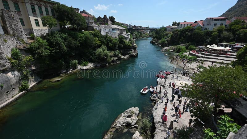 Mostar bosnie-herzégovine 15 juillet 2024 : rassemblement de touristes sur la rivière neretva en bosnie clips vidéos