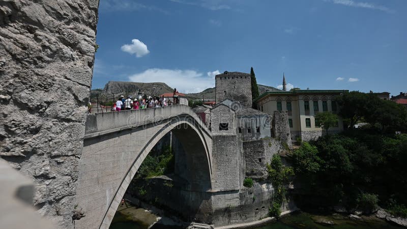 Mostar bosnie-herzégovine 15 juillet 2024 : touristes sur le pont stari le plus à mostar bosnie et herzégovine clips vidéos