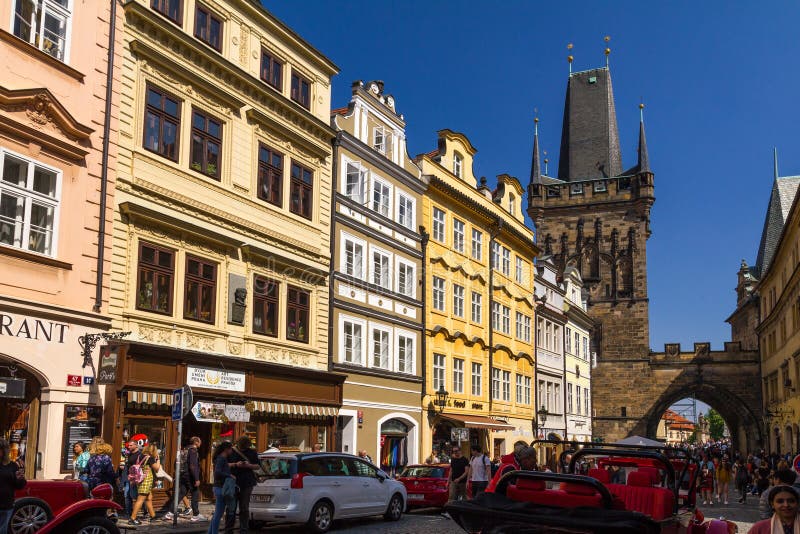 Mosteckastraat met mening van een horlogetoren in Charles Bridge royalty-vrije stock fotografie Mosteckastraat met mening van een horlogetoren in Charles Bridge royalty-vrije stock fotografie