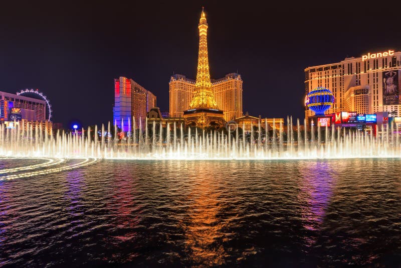 Mostra da fonte de Bellagio no hotel e no casino de Paris em Las Vegas imagem de stock royalty free Mostra da fonte de Bellagio no hotel e no casino de Paris em Las Vegas imagem de stock royalty free