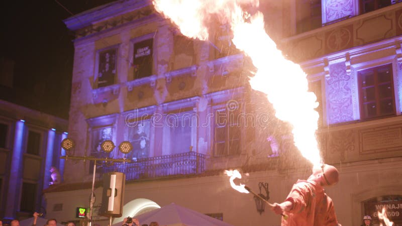 Mostra de respiração do fogo por Marcin Ex Styczynski foto de stock