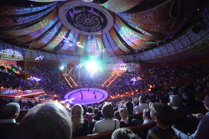 Mostra do laser na arena do grande circo do estado de Moscovo fotos de stock Mostra do laser na arena do grande circo do estado de Moscovo fotos de stock