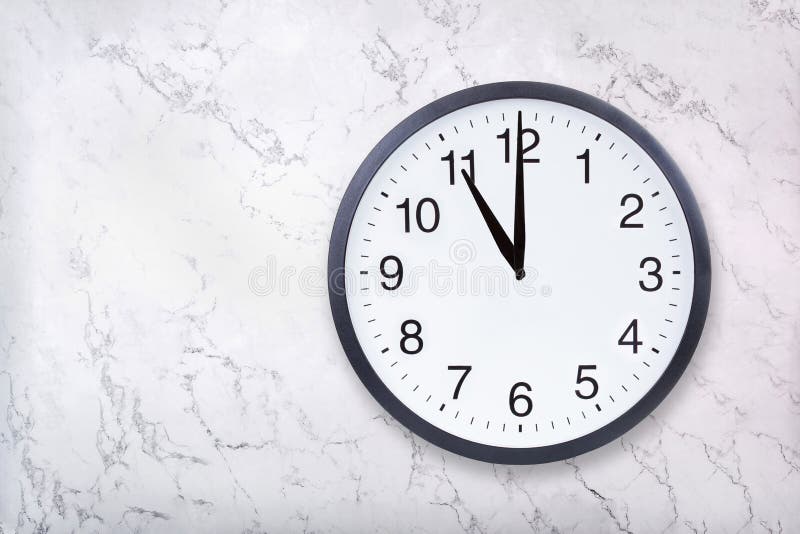 Mostra do pulso de disparo de parede onze horas na textura de mármore branca Mostra 11pm ou 11am do pulso de disparo do escritóri imagem de stock royalty free Mostra do pulso de disparo de parede onze horas na textura de mármore branca Mostra 11pm ou 11am do pulso de disparo do escritóri imagem de stock royalty free