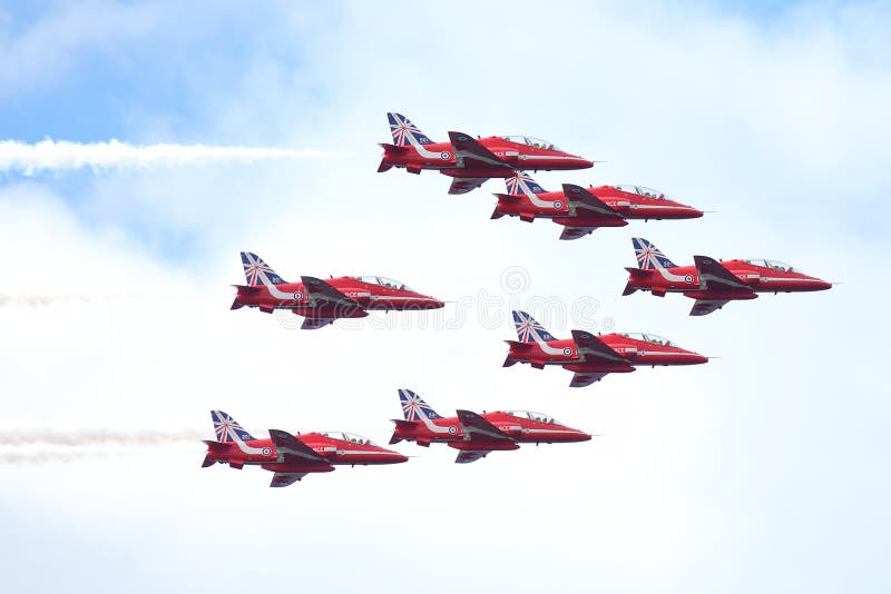 Mostra do RAF em Tallinn, Estônia - 23 de julho Evento vermelho da mostra TALLIN de RAF Air das setas de Royal Air Force, o 23 de imagem de stock royalty free Mostra do RAF em Tallinn, Estônia - 23 de julho Evento vermelho da mostra TALLIN de RAF Air das setas de Royal Air Force, o 23 de imagem de stock royalty free