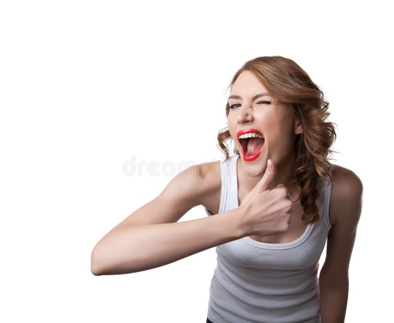 Jovem engraçada faz sinal de positivo com o polegar e sorri fotos de stock royalty free