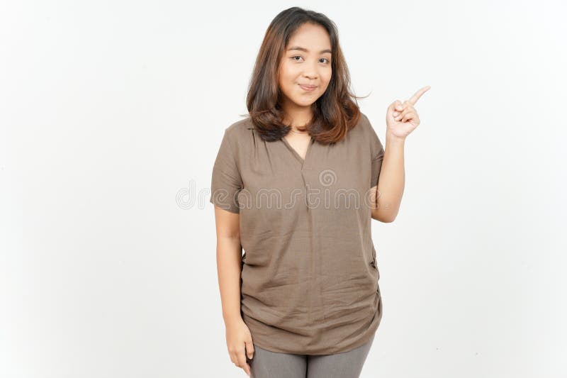 Mostra il prodotto e il lato puntato della bella donna asiatica isolata su fondo bianco fotografie stock libere da diritti