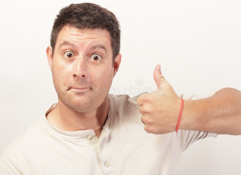 Mostrar do homem os polegares levanta o gesto fotografia de stock royalty free Mostrar do homem os polegares levanta o gesto fotografia de stock royalty free