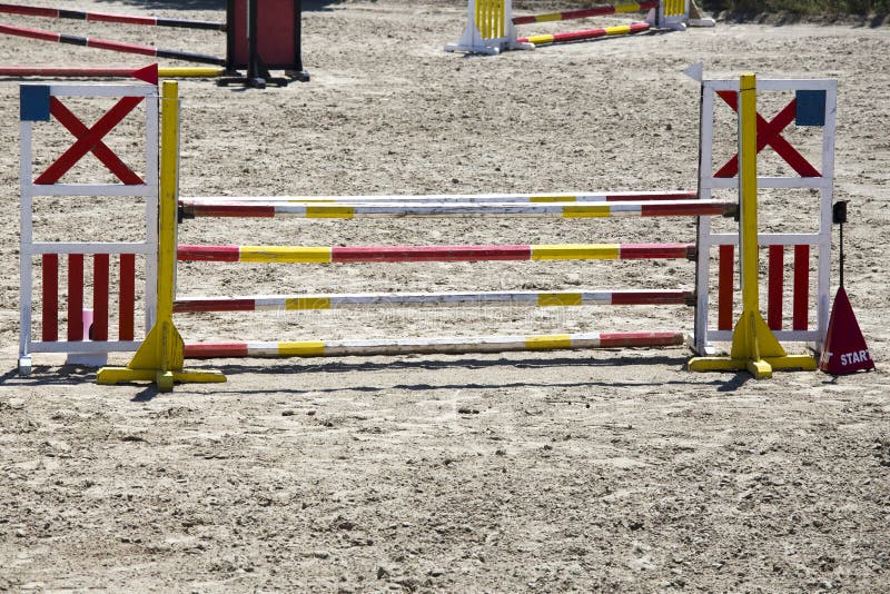 Mostrar Barreiras De Salto à Espera De Cavaleiros Foto de Stock