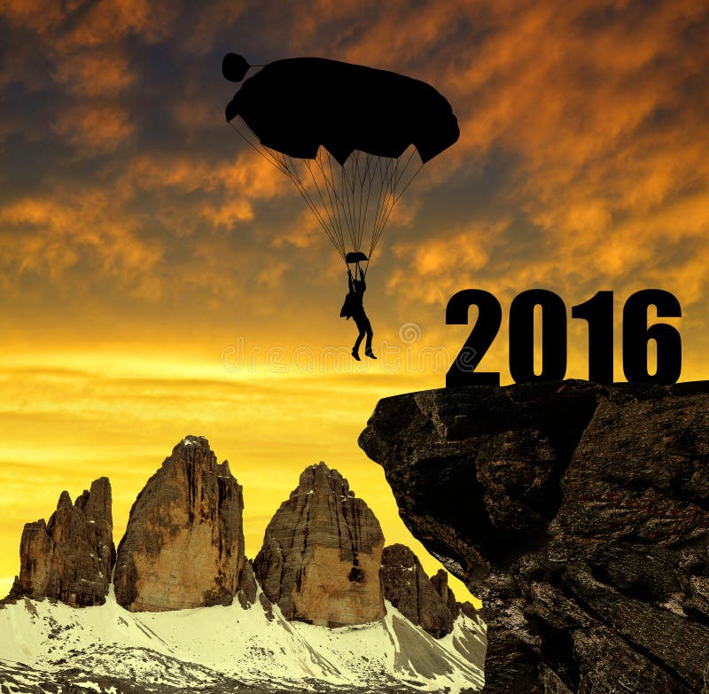 Mostre em silhueta a aterrissagem do paraquedista do skydiver dentro ao ano novo 2016 imagens de stock royalty free Mostre em silhueta a aterrissagem do paraquedista do skydiver dentro ao ano novo 2016 imagens de stock royalty free