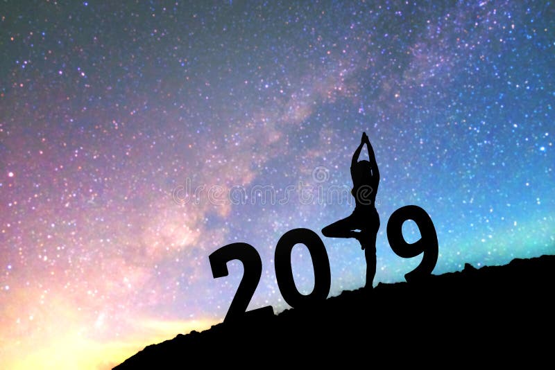 Mostre em silhueta a ioga feliz da jovem mulher para o fundo o do ano 2019 novo fotografia de stock Mostre em silhueta a ioga feliz da jovem mulher para o fundo o do ano 2019 novo fotografia de stock