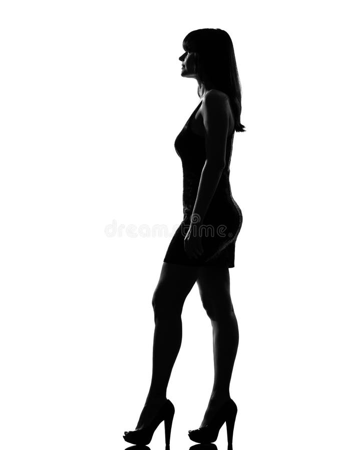 Mostre em silhueta o comprimento cheio do perfil ereto da mulher