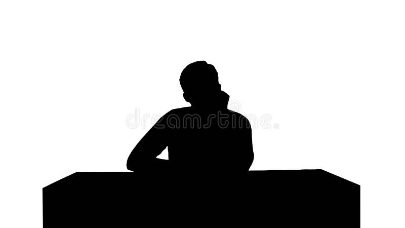 Mostre em silhueta o estudante pensativo que escuta a leitura na universidade e que toma notas foto de stock royalty free Mostre em silhueta o estudante pensativo que escuta a leitura na universidade e que toma notas foto de stock royalty free