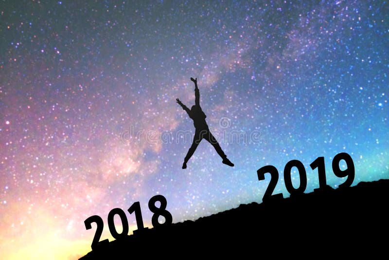 Mostre em silhueta o homem novo feliz para o fundo do ano 2019 novo no fotos de stock Mostre em silhueta o homem novo feliz para o fundo do ano 2019 novo no fotos de stock