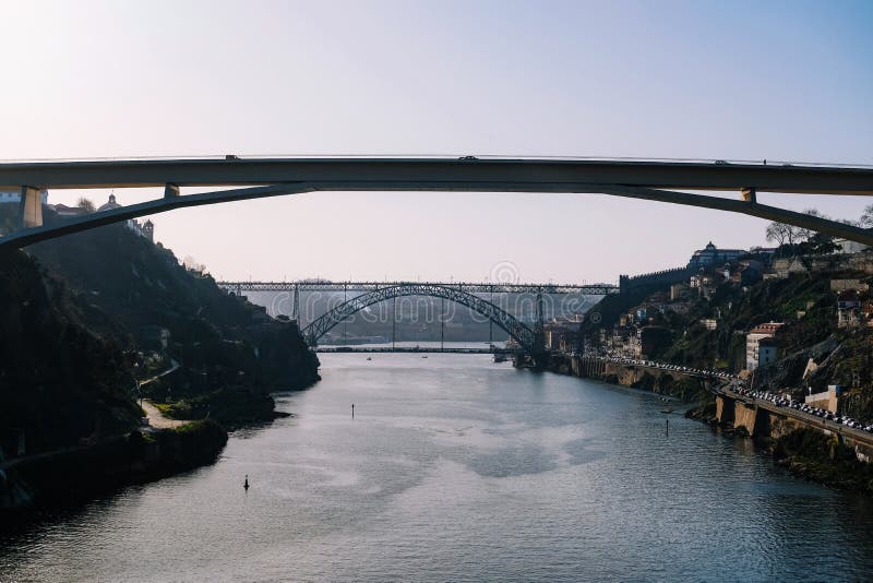 Mosty nad rzecznym Porto Portugal. Mosty nad rzeką przy Porto Portugal