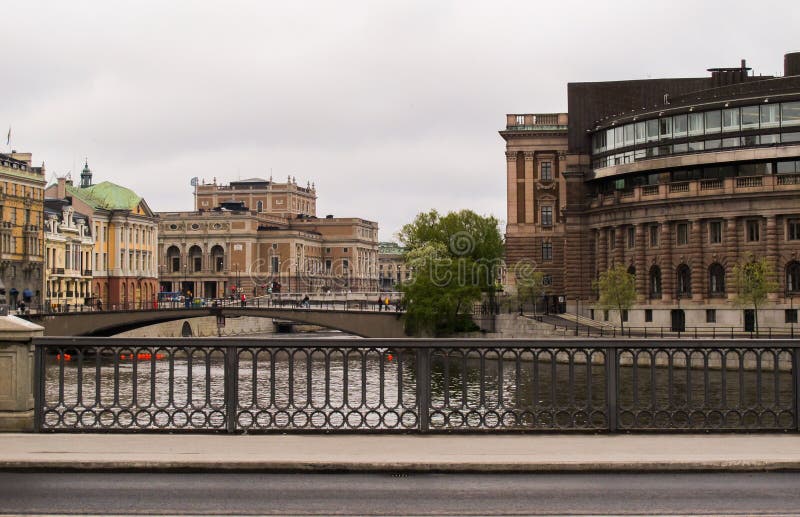 Mosty w centrum Sztokholm Gamla Stan i dom parlament zdjęcie royalty free