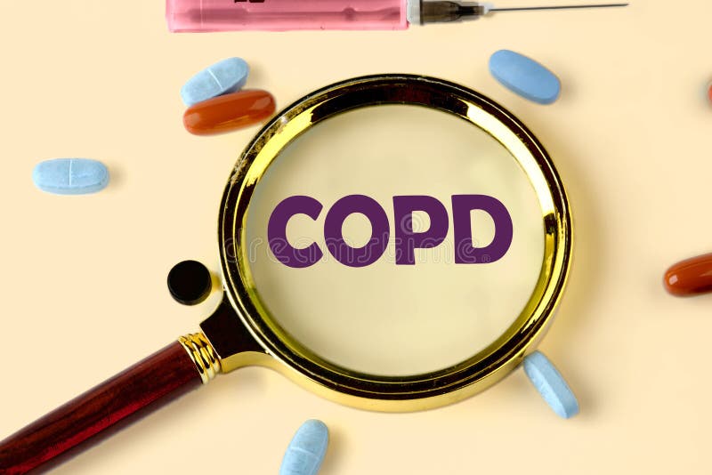 Mot copd à travers une loupe sur fond jaune. le concept d'un mode de vie sain photographie stock libre de droits