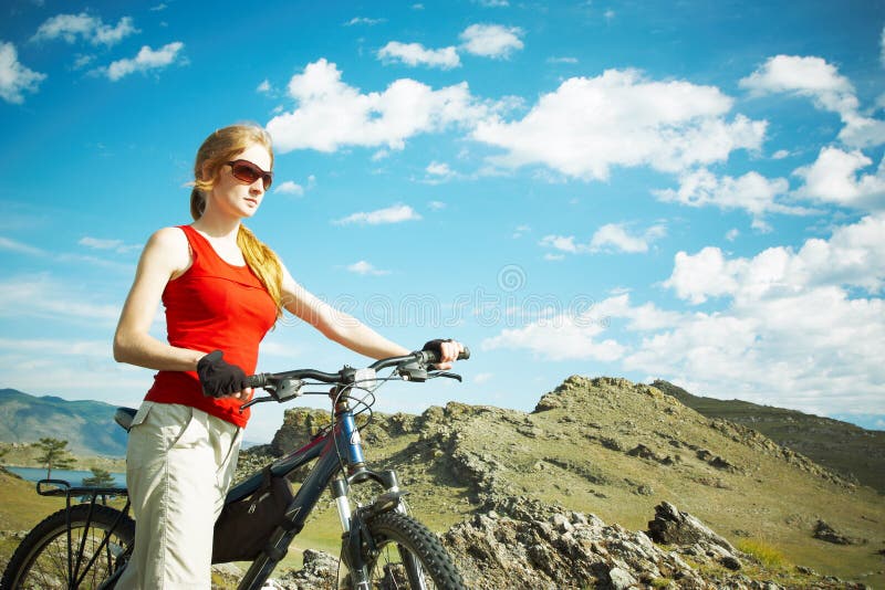 mot cykelflickaberg royaltyfria foton mot cykelflickaberg royaltyfria foton