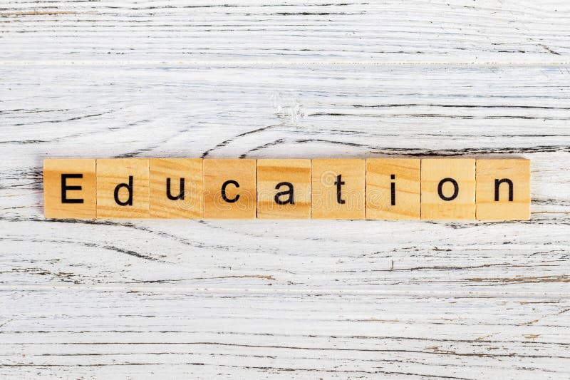 Mot d'éducation de bloc en bois au-dessus d'école de panneau arrière Mot d'éducation constitué par le bloc en bois éducatif Conce photographie stock Mot d'éducation de bloc en bois au-dessus d'école de panneau arrière Mot d'éducation constitué par le bloc en bois éducatif Conce photographie stock