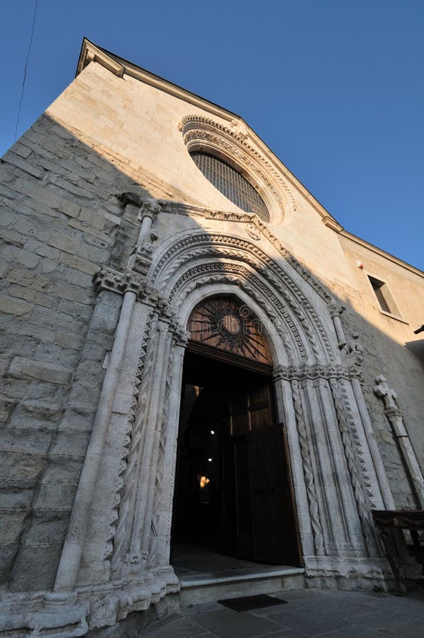 Mot isernia molise Church of st. emidio. arkivfoton