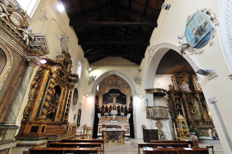 Mot isernia molise Church of st. emidio. royaltyfri fotografi