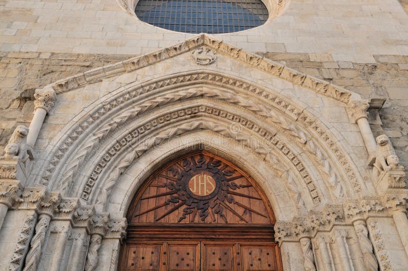 Mot isernia molise Church of st. emidio. arkivbild
