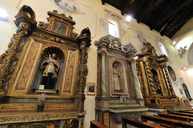 Mot isernia molise Church of st. emidio. royaltyfri bild