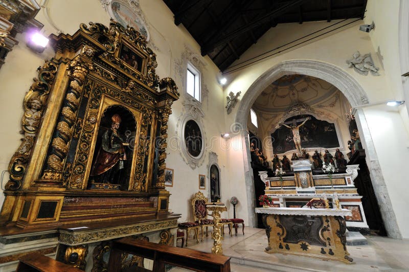 Mot isernia molise Church of st. emidio. royaltyfri bild