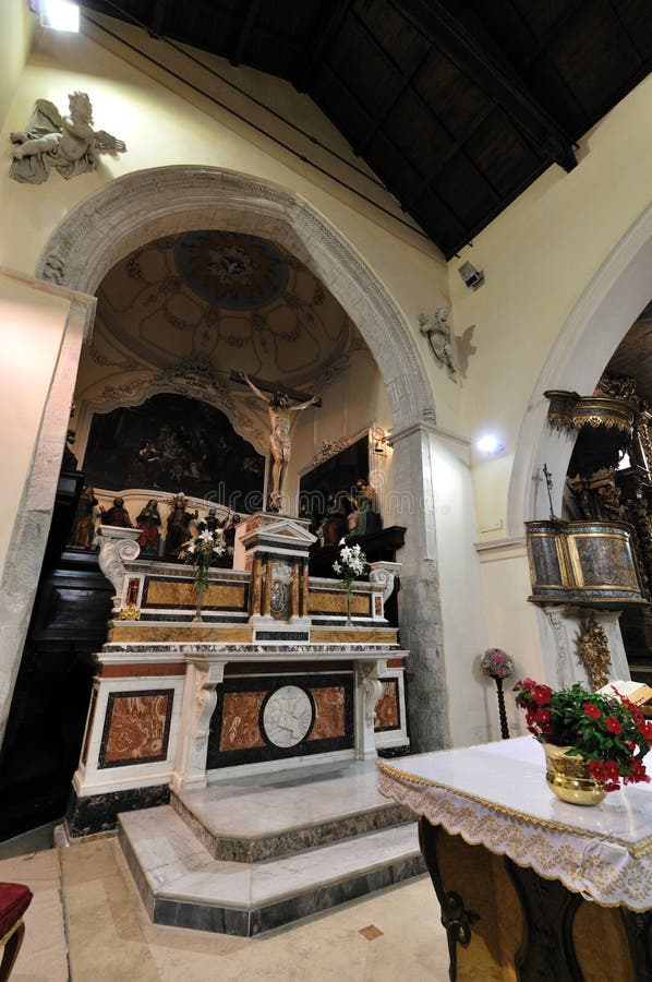 Mot isernia molise Church of st. emidio. arkivbilder