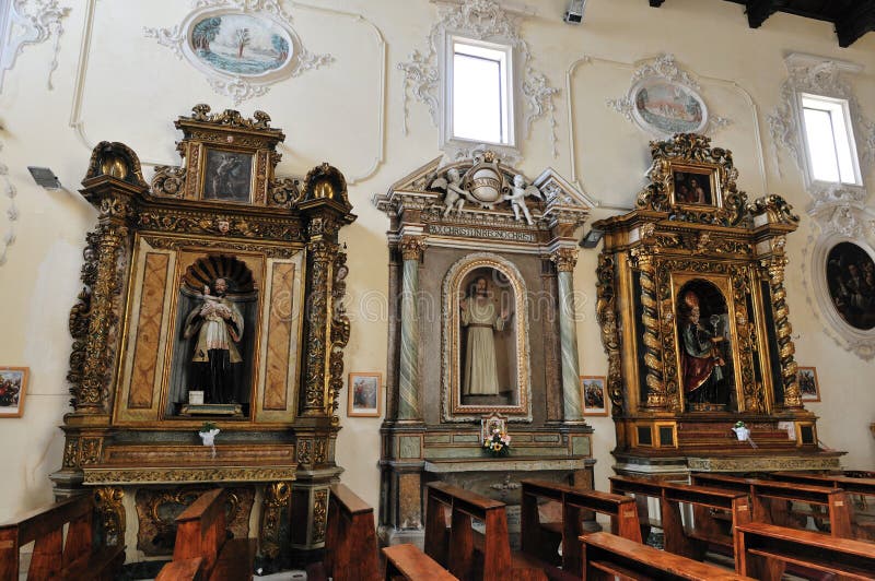 Mot isernia molise Church of st. emidio. arkivfoto