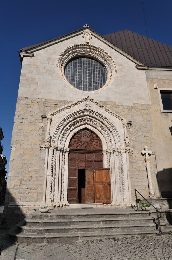 Mot isernia molise Church of st. emidio. fotografering för bildbyråer