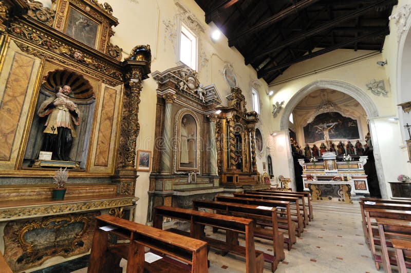 Mot isernia molise Church of st. emidio. royaltyfri foto