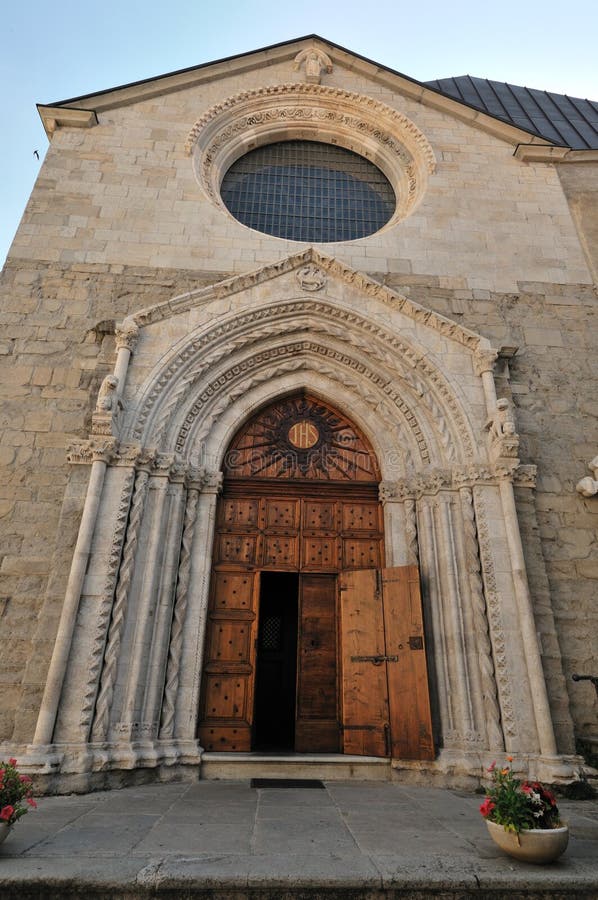 Mot isernia molise Church of st. emidio. arkivfoton