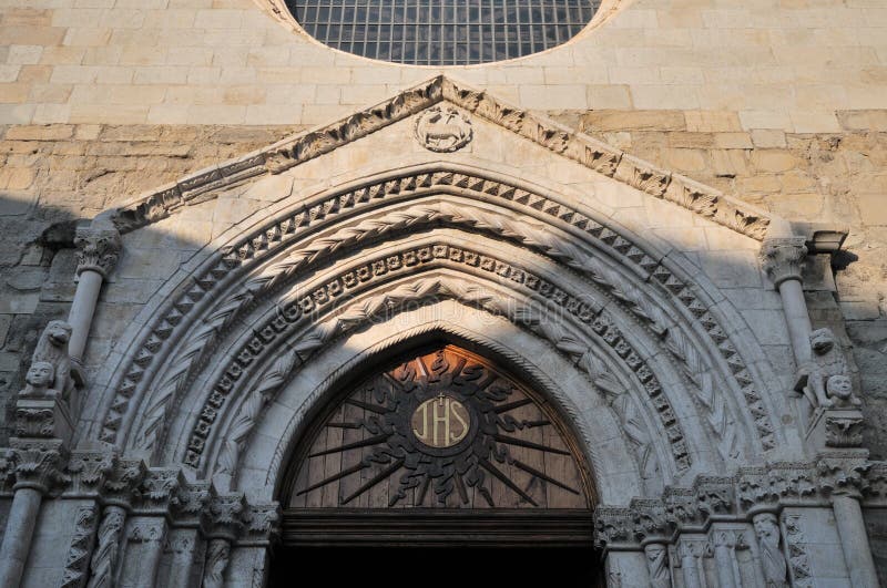 Mot isernia molise Church of st. emidio. arkivbilder