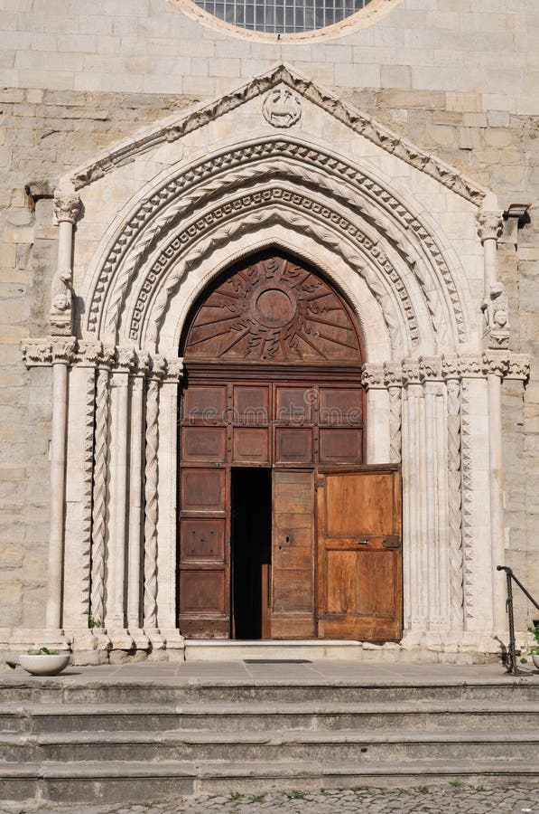 Mot isernia molise Church of st. emidio. fotografering för bildbyråer