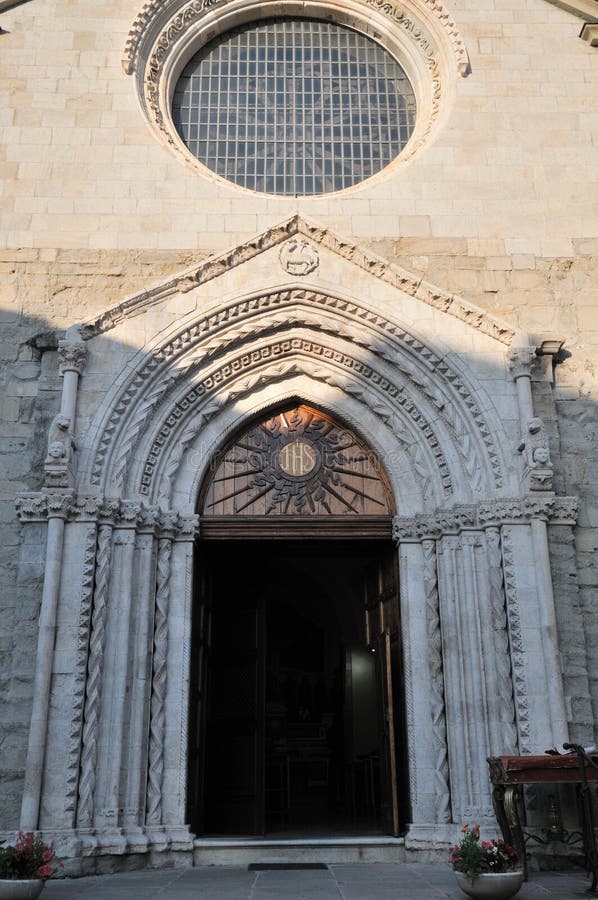 Mot isernia molise Church of st. emidio. arkivfoton