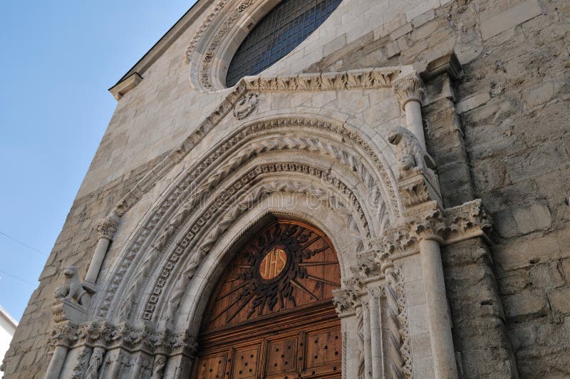 Mot isernia molise Church of st. emidio. arkivfoto