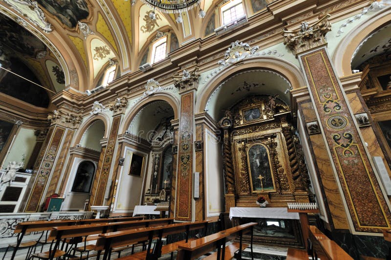 Mot isernia molise kyrka av sann antonio abate royaltyfria foton