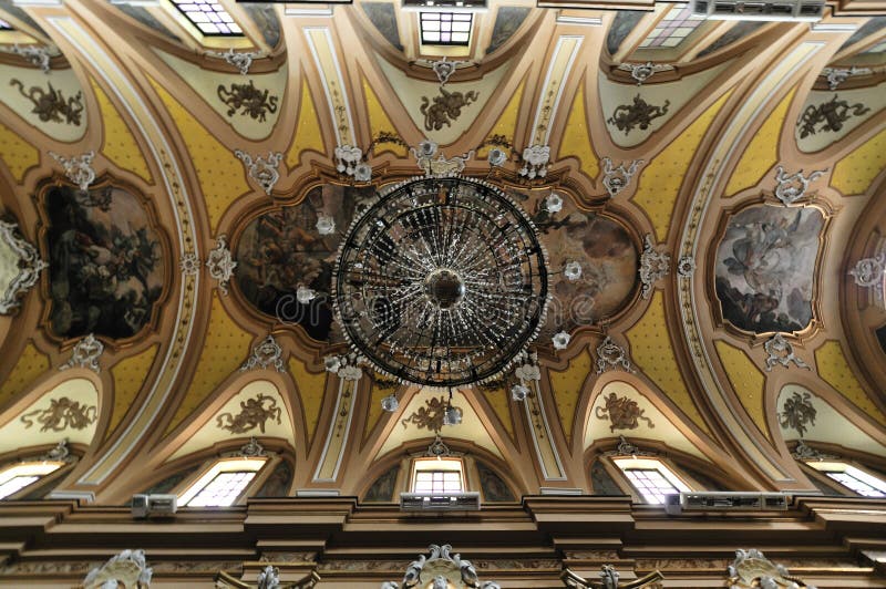 Mot isernia molise kyrka av sann antonio abate royaltyfri bild