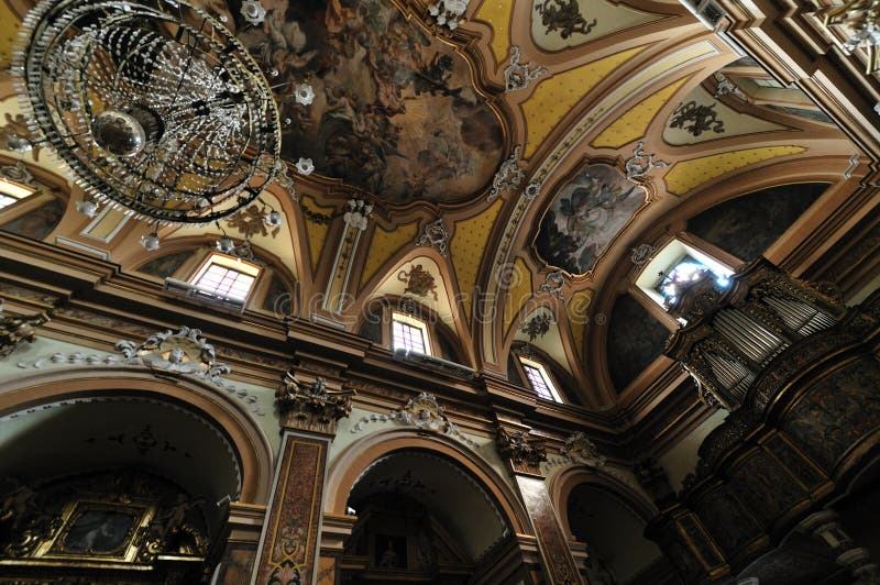Mot isernia molise kyrka av sann antonio abate royaltyfria bilder