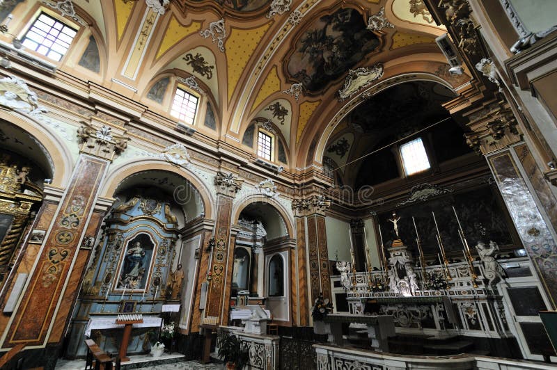 Mot isernia molise kyrka av sann antonio abate arkivbild