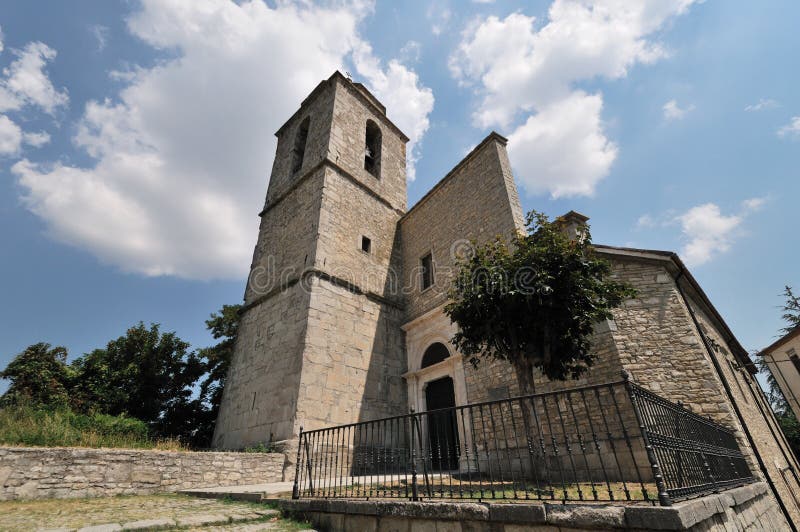 Mot isernia molise-moderkyrkan San marco evangelista. arkivfoton