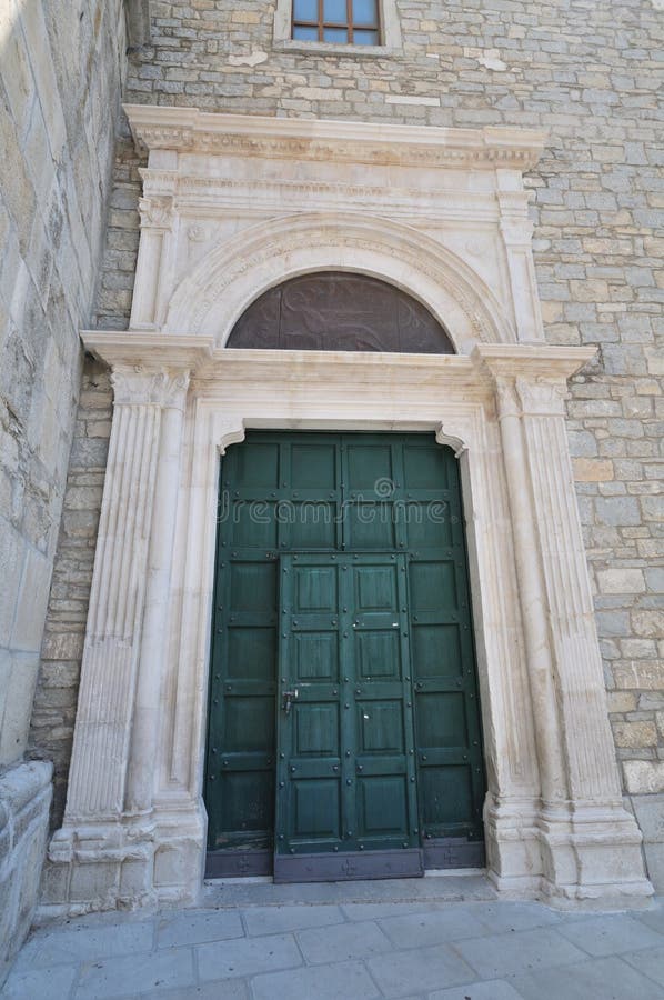 Mot isernia molise-moderkyrkan San marco evangelista. royaltyfria foton
