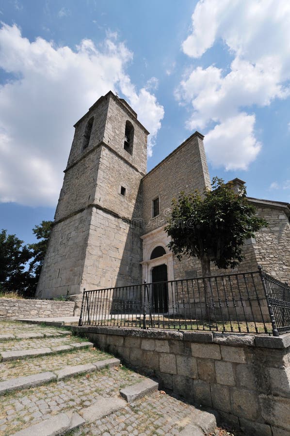 Mot isernia molise-moderkyrkan San marco evangelista. arkivfoto