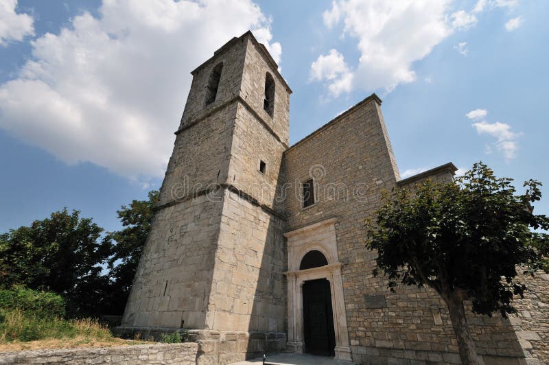 Mot isernia molise-moderkyrkan San marco evangelista. royaltyfri bild