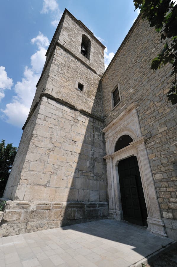 Mot isernia molise-moderkyrkan San marco evangelista. royaltyfri fotografi