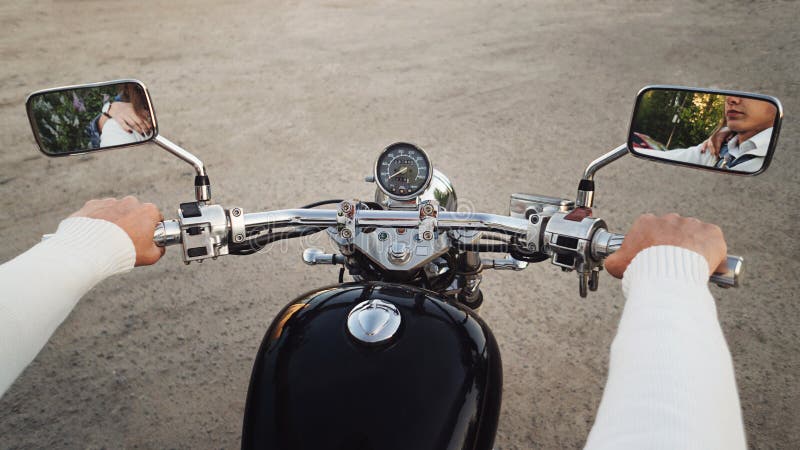 Motard et moto Les mains se ferment vers le haut images libres de droits Motard et moto Les mains se ferment vers le haut images libres de droits