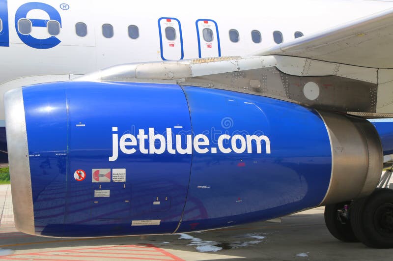 Moteur de JetBlue Airbus A320 chez Owen Roberts International Airport chez Grand Cayman images libres de droits Moteur de JetBlue Airbus A320 chez Owen Roberts International Airport chez Grand Cayman images libres de droits